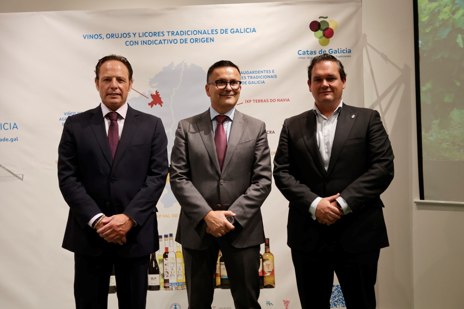 O Conselleiro do Medio Rural, José González, acompañado polo director da Axencia Galeda da Calidade Alimentaria, José Luis Cabarcos, participou esta tarde no acto de promoción dos viños ganadores nas Catas de Galicia, na casa de Galicia en Madrid